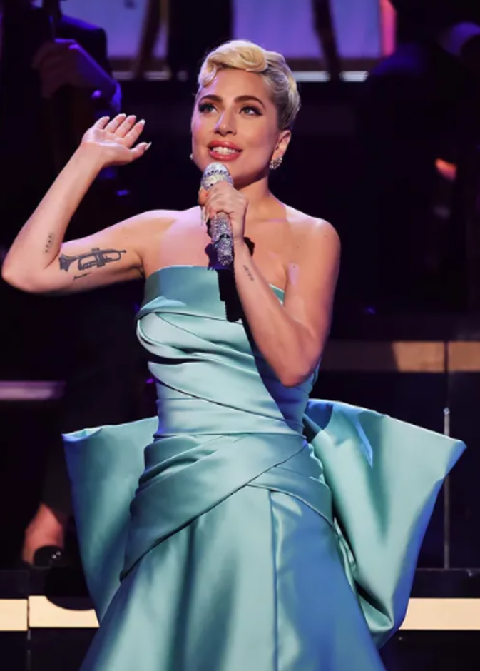 ليدي غاغا بفستان من تصميم إيلي صعب