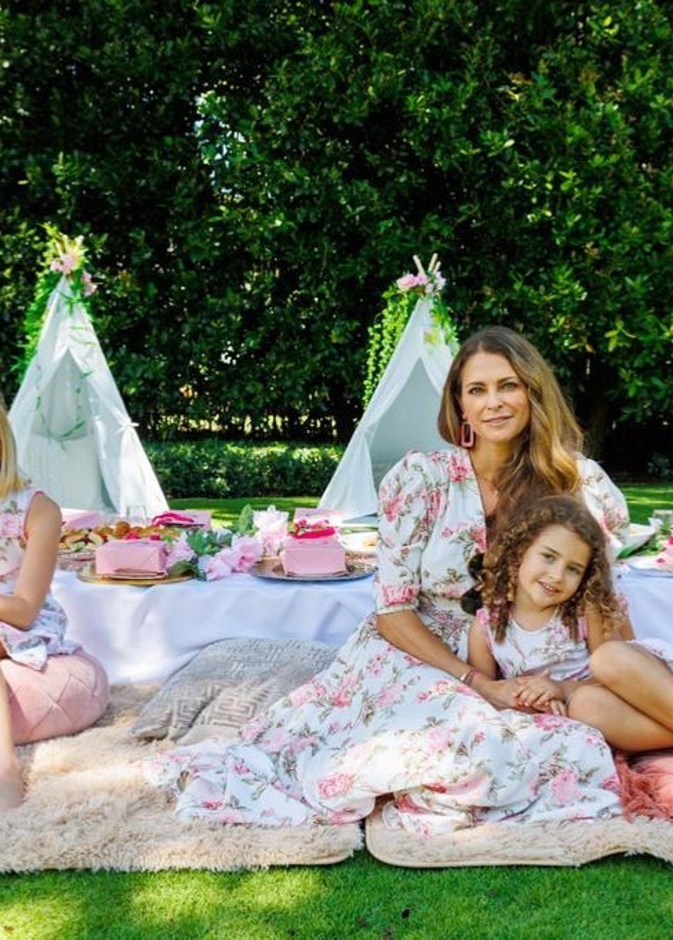 الأميرة مادلين تنشر صورة رسمية جديدة بصحبة ابنتيها