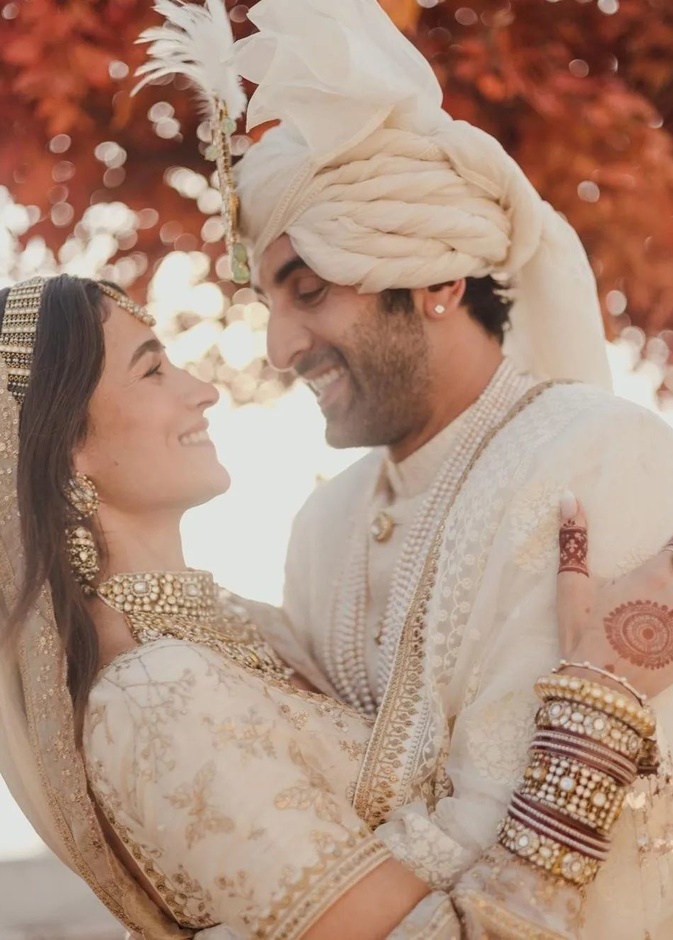 شاهدي المجوهرات وخاتم الخطبة الماسي المبهر الذي تزينت به عليا بهات في حفل زفافها