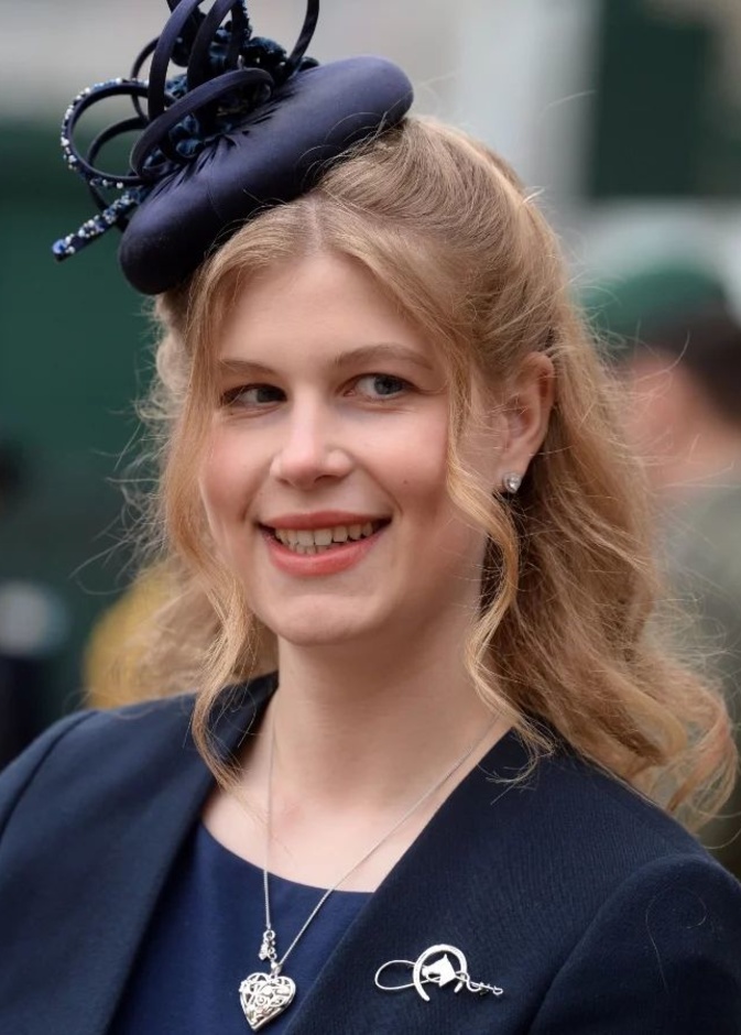 ليدي لويز وندسور تكرم جدها الراحل في الذكرى الأولى من وفاته بالمشاركة في سباق عربات الخيول