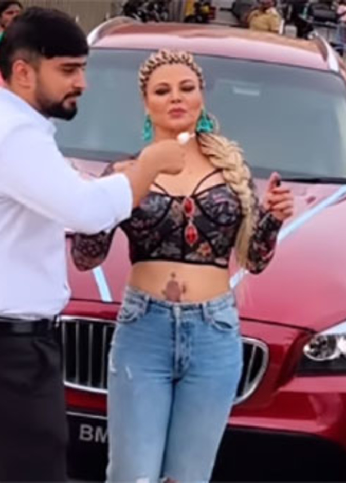 الممثلة الهندية راخي ساوانت تتلقى سيارة BMW X1 كهدية