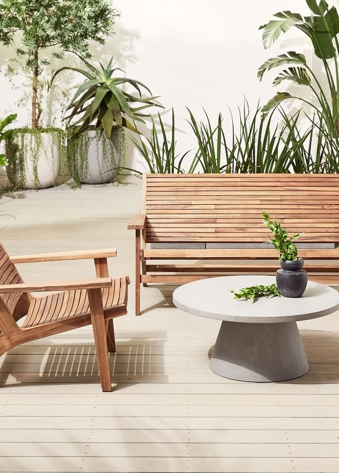 أثاث خشبي للجلسات الخارجية