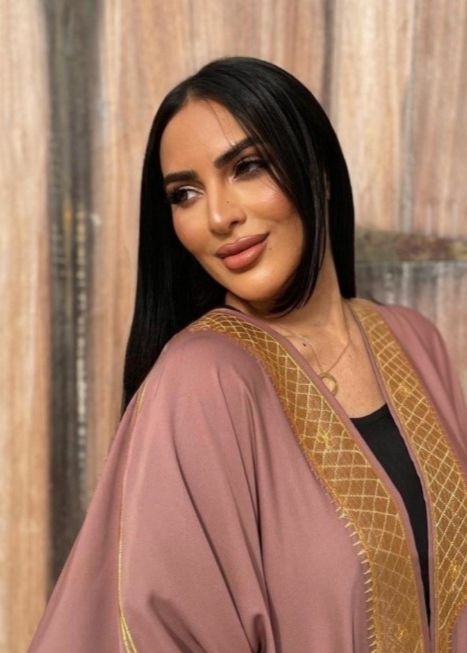 أجمل إطلالات الفاشينيستا السعودية "آية فيصل" بالعبايات الملونة الصيفية
