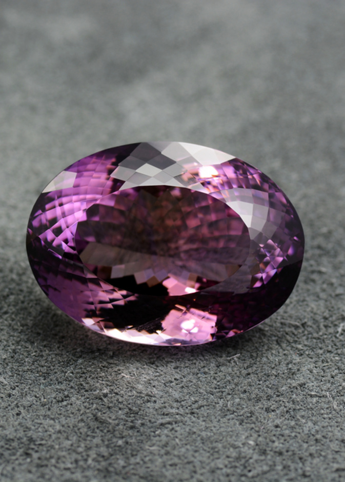 أحجار كريمة باللون الأرجواني