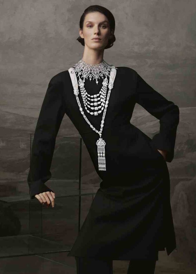 أروع القلادات الطويلة من أحدث مجموعات المجوهرات