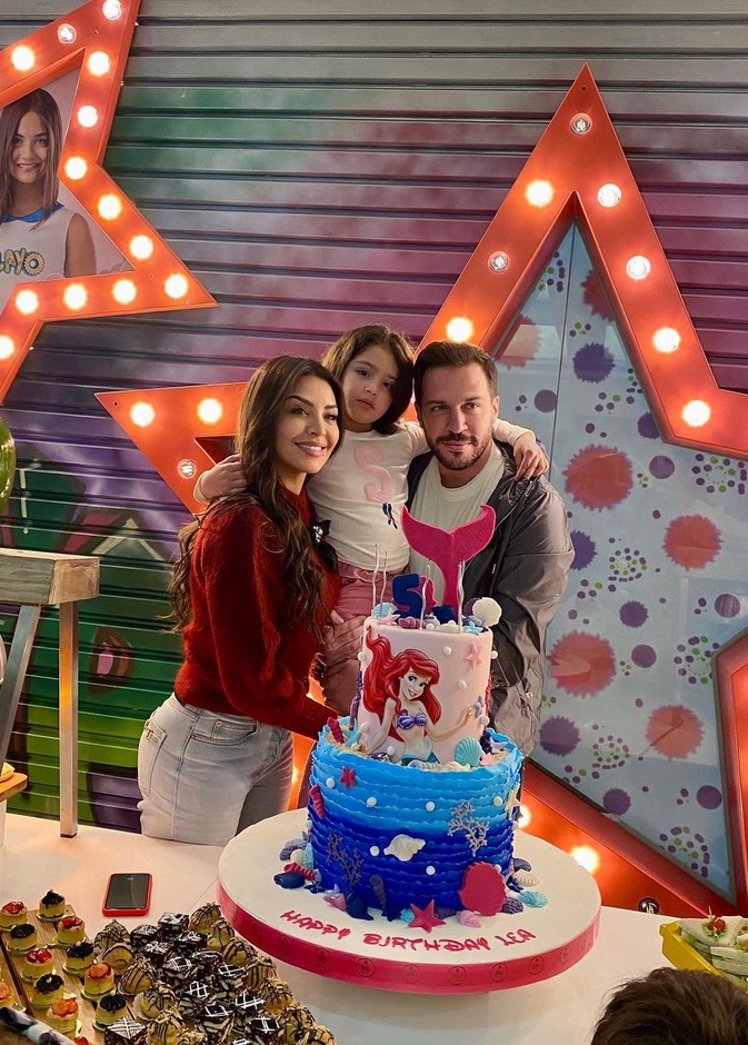 أمل بوشوشة مع زوجها وابنتها- انستغرام الفنانة