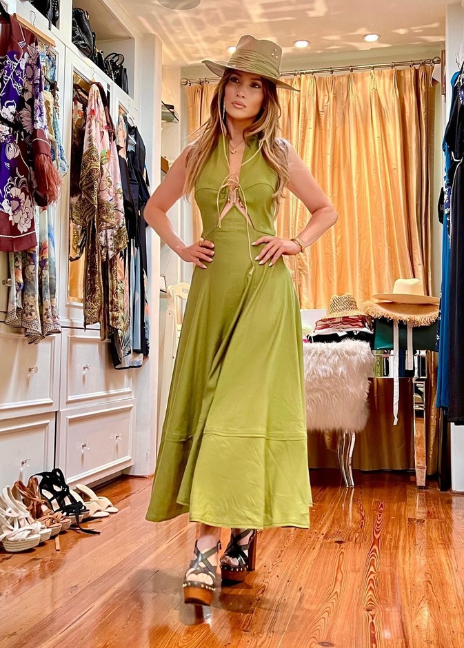 اختارت جينيفر لوبيز الفستان الماكسي باللون الأخضر الزيتي الفاتح التي تميّز بقصة الـa line مع التنورة الواسعة والانسيابية