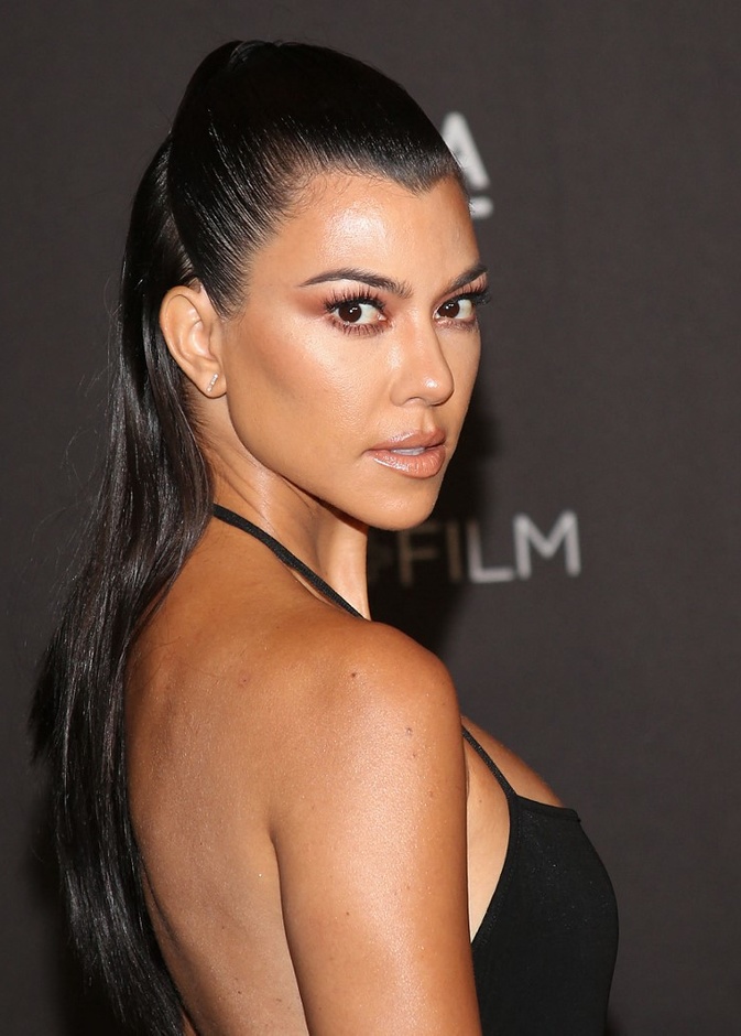 أسرار جمالية تعلّميها للحفاظ على بشرة مشرقة من وحي إطلالات كورتني كارداشيان