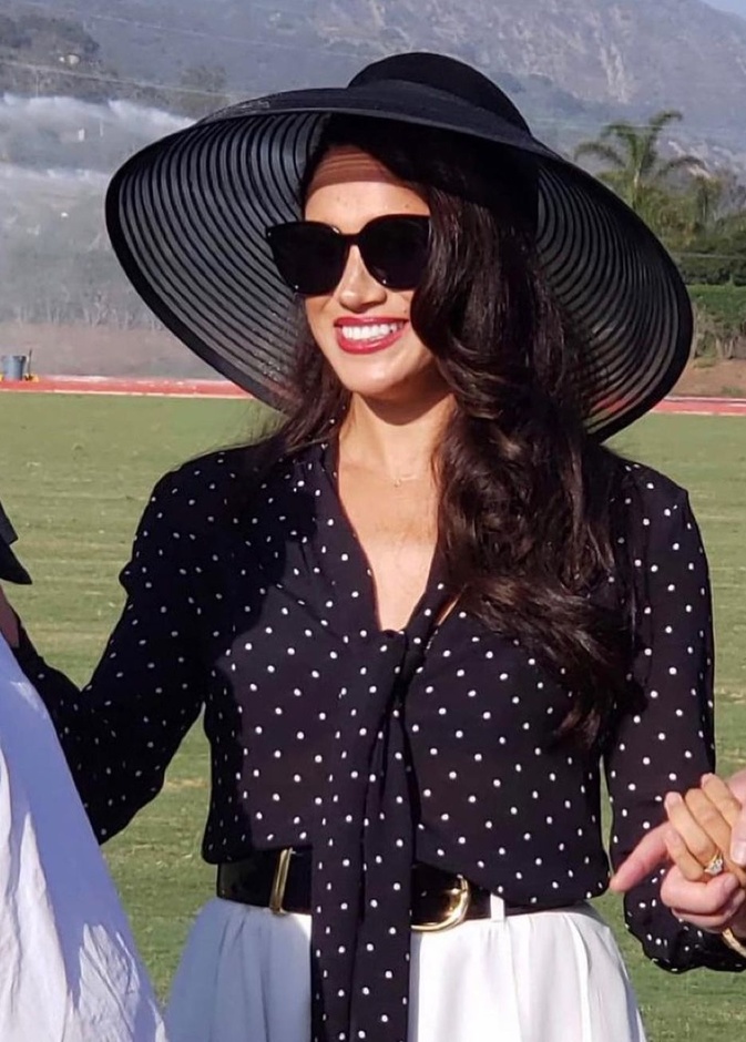 اطلالات ميغان ماركل باكسسوارات القبعة السوداء
