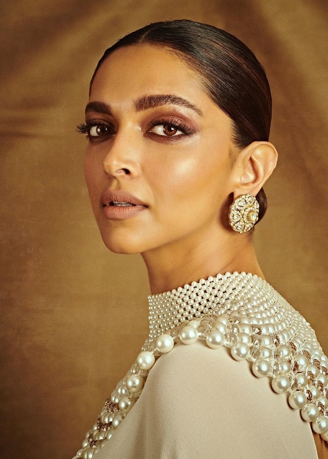 اطلالة Deepika Padukone بمكياج بني سموكي وقوي