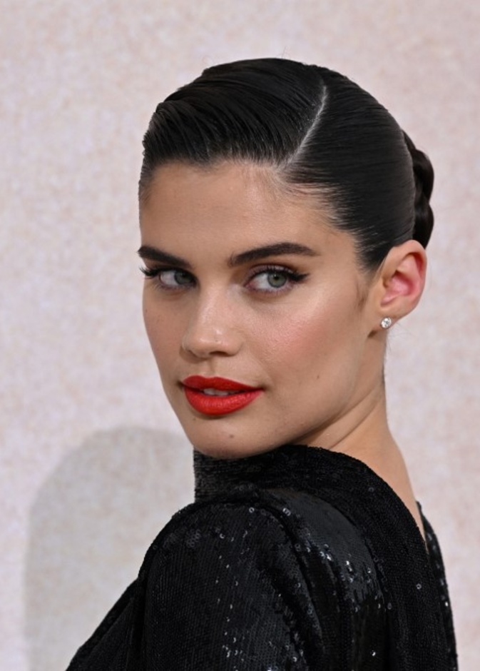 اطلالة Sara Sampaio برسمات الايلاينر الرفيعة