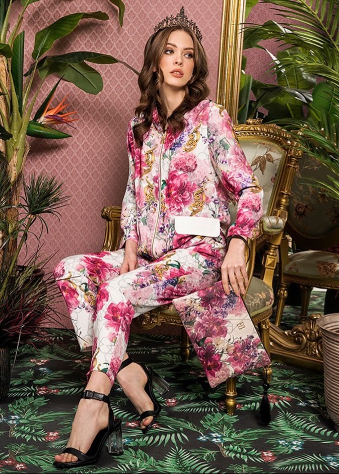 بدلة مزدانة بطبعات من الورود من تصاميم فاطمة بالحداد