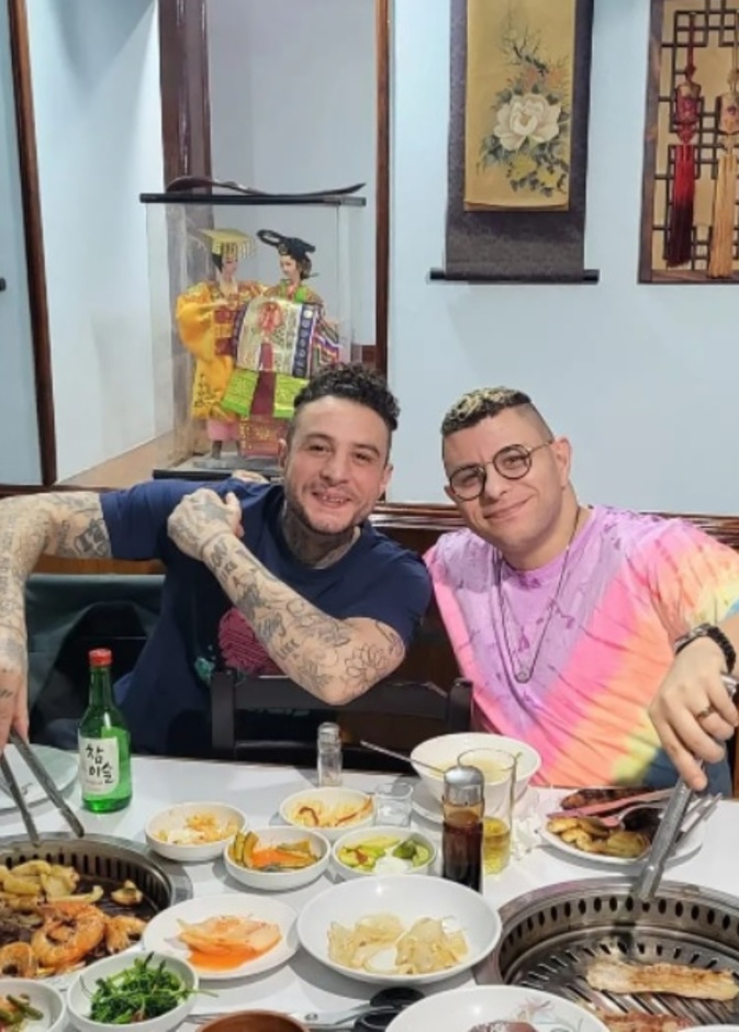  أحمد الفيشاوي بظهور جديد مع شقيقه 