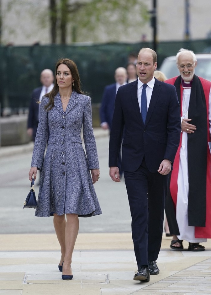 تألقت كيت بالمعطف باللونين الأبيض والكحلي من مجموعة Michael Kors