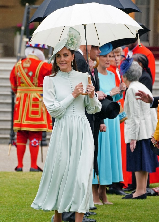 تألقت كيت ميدلتون بإطلالة مونوكروم وتميّز الفستان بالياقة العالية مع الكشكش والأكمام الواسعة