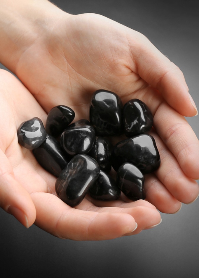 تبلغ درجة صلادة العقيق الأسود 7 على مقياس موس