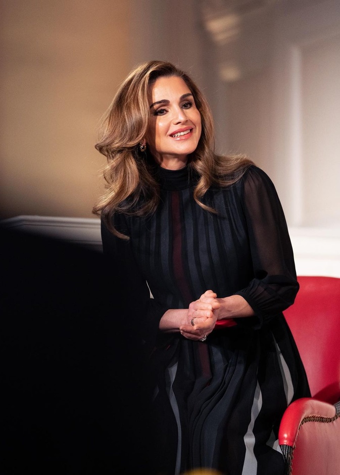 تميّزت إطلالة الملكة رانيا باختيار الفستان الأسود الطويل من ماركة DANEH من مجموعة Resort 2019