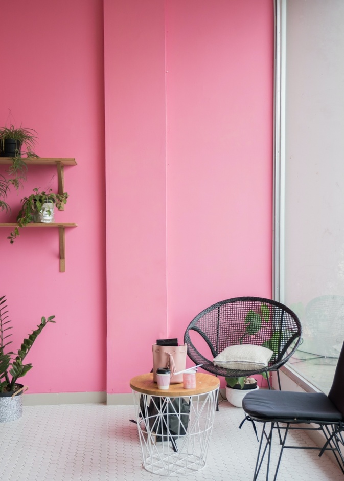 جدار بالوردي المشرق في ديكور منزل بطابع صيفي