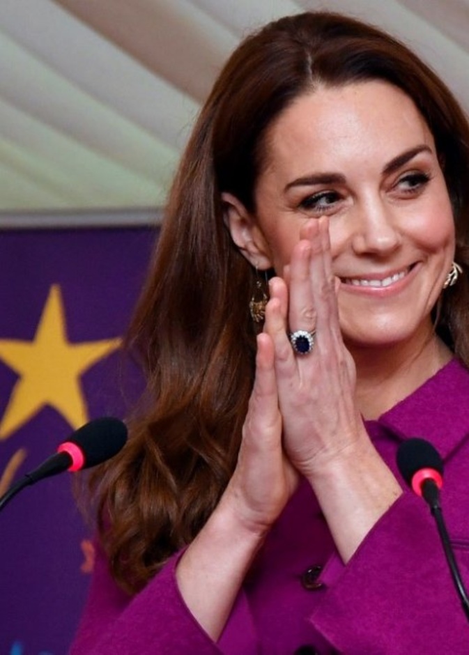 خاتم خطوبة كيت ميدلتون المرصع بحجر من الياقوت الأزرق