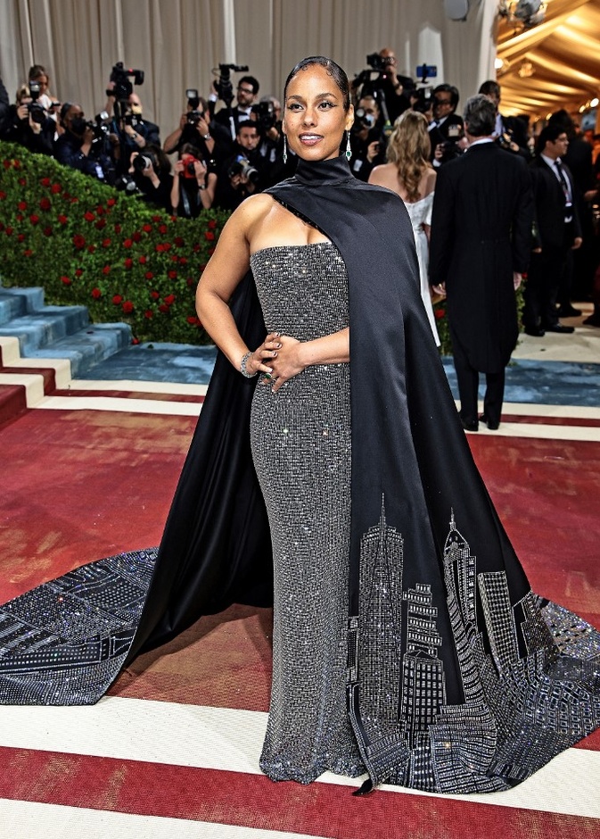 خطفت إطلالة أليسيا كيز Alicia Keys الأنظار في حفلMet Gala  2022 بتصميم ساحر من توقيع دار رالف لورين
