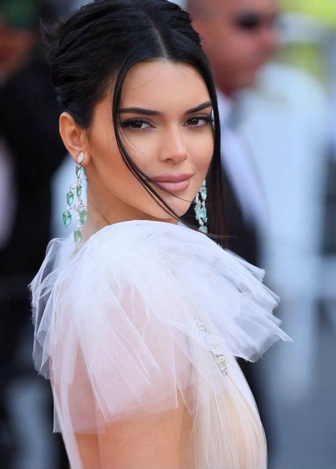 رسمات ظلال برونزية من  وحي kendall Jenner- الصورة من حسابها على انستغرام