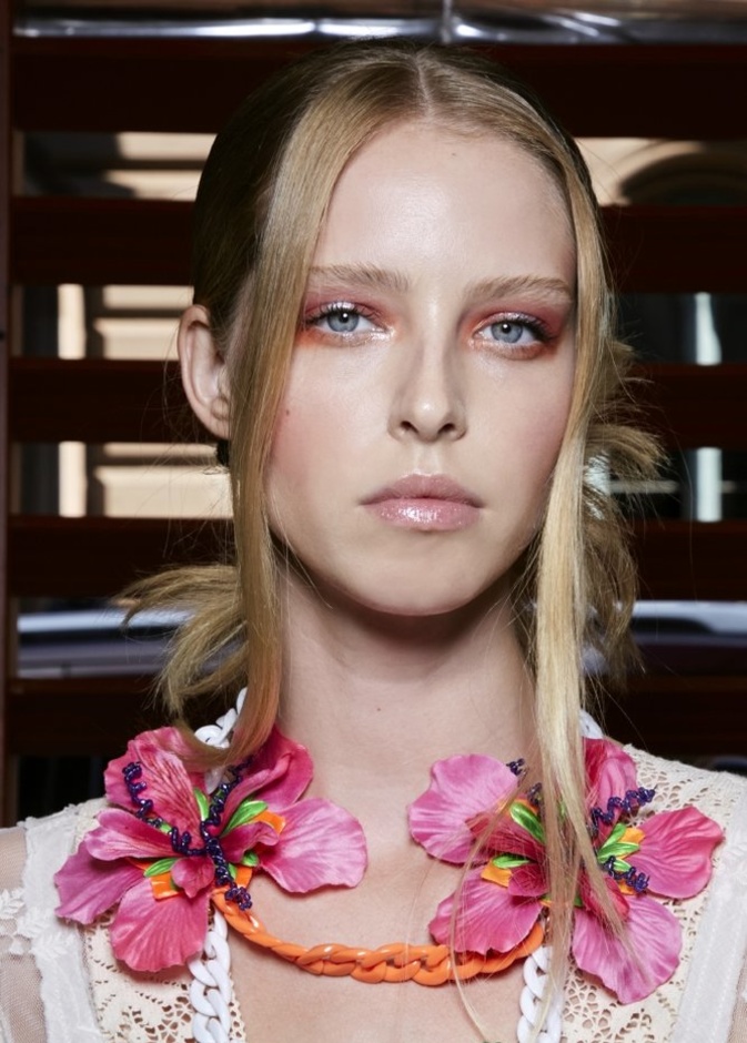 أجمل رسمات مكياج مرجانية لإطلالة مشرقة في صيف 2022