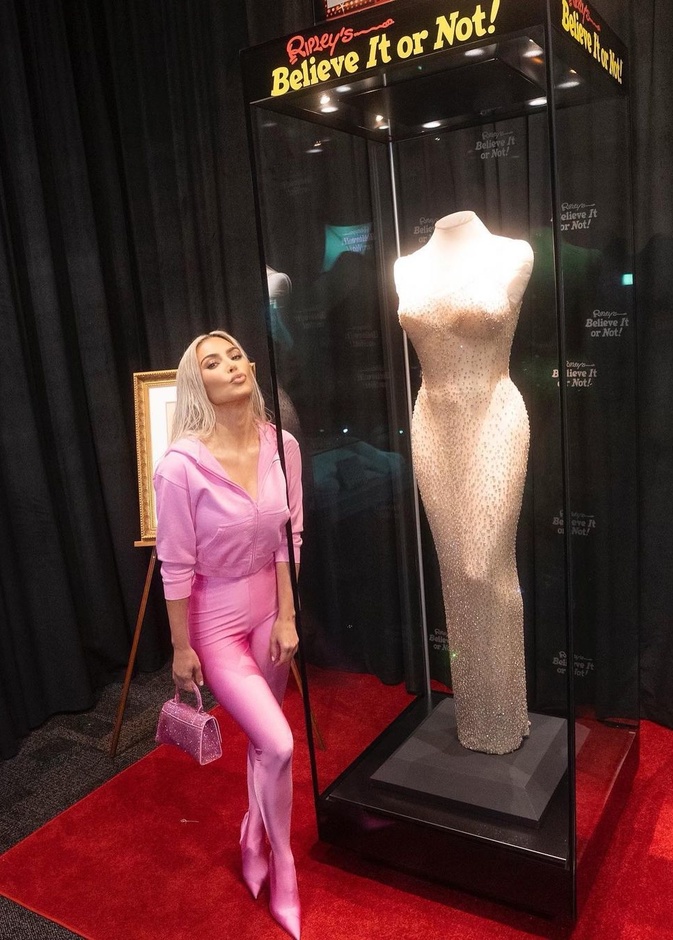 زارت كيم معرض Ripley's Believe It or Not في هوليوود حيث ألقت نظرة على فستان مارلين مونرو