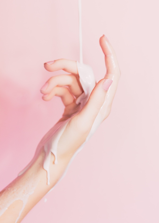 طرق طبيعية من المنزل لعلاج تشققات اليدين والإكزيما