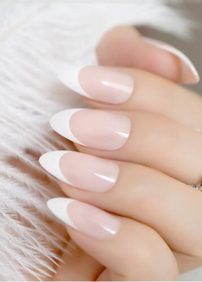 طلاء الأظافر الفرنسي الخنجري الشكل