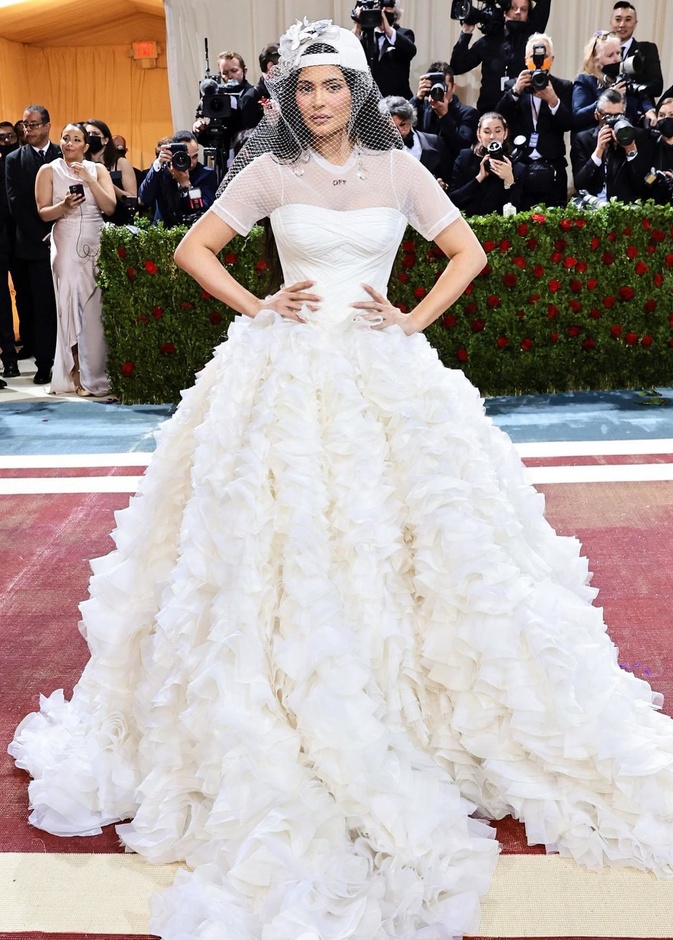 فساتين زفاف اوف وايت  من met gala  انستقرام@metgalaofficial
