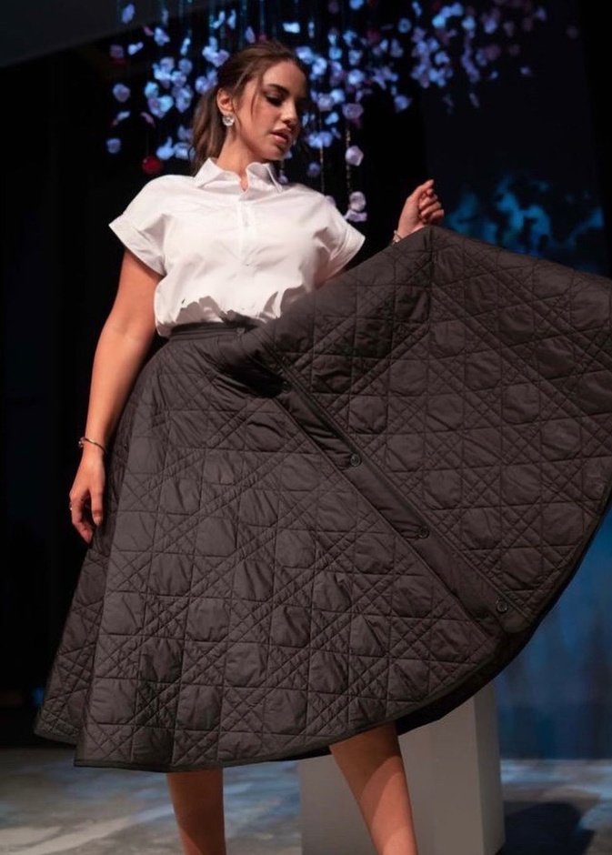 في إطلالة تجمع بين الكلاسيكية والعصرية اختارت من ديور التنورة السوداء مع القميص الابيض