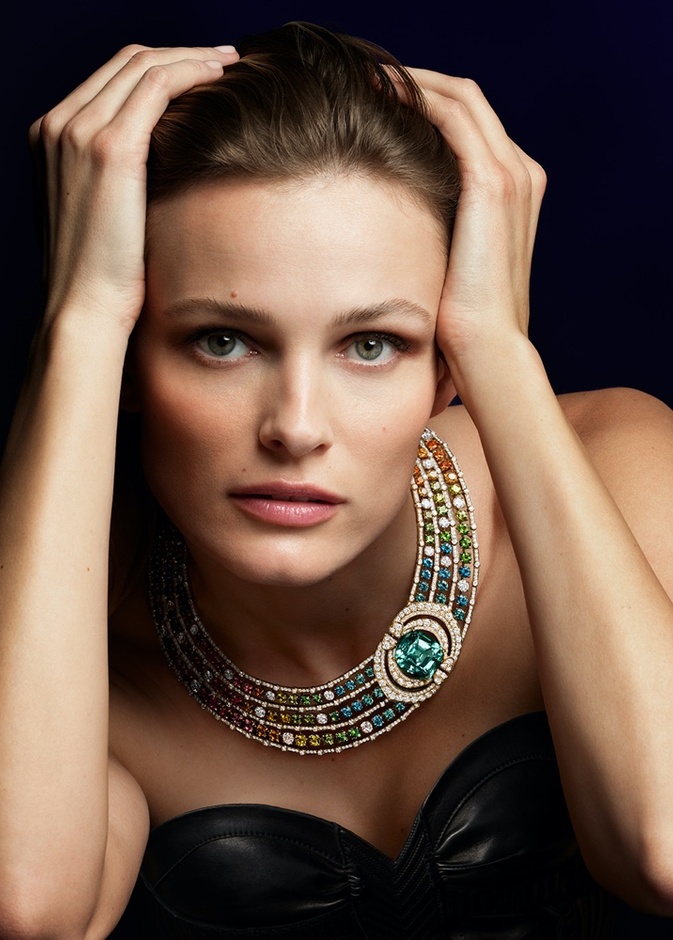 قلادات فاخرة مرصعة بالأحجار الكريمة الملونة من أحدث مجموعات المجوهرات 