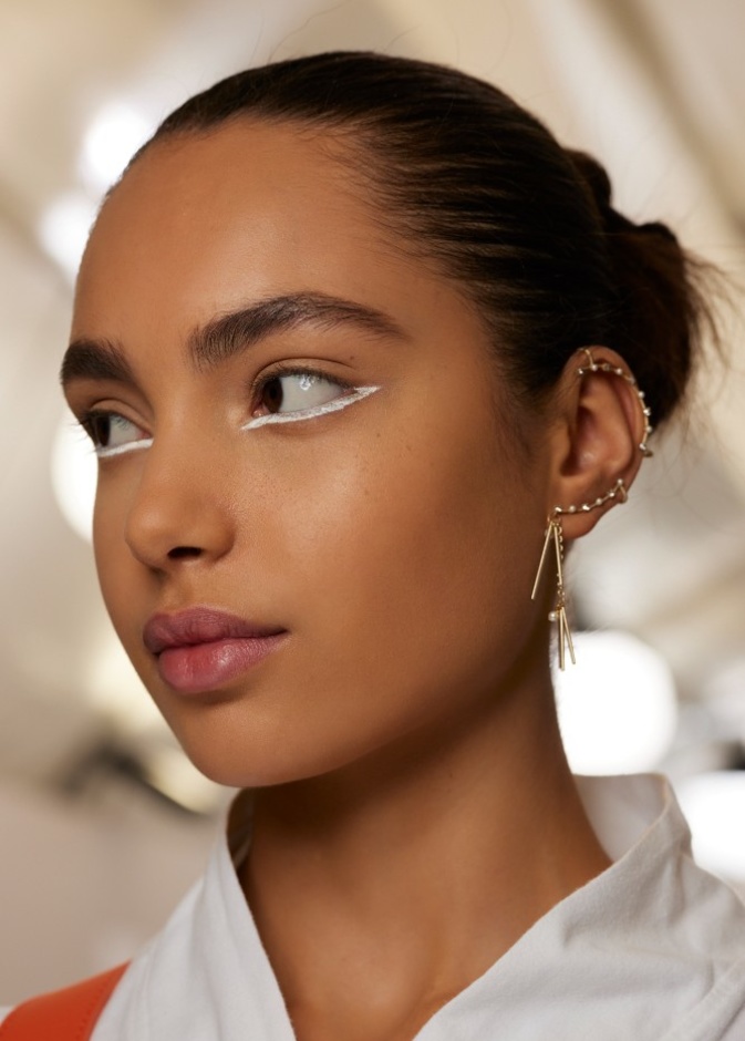 طريقة تطبيق الكحل الابيض مع المكياج الترابي لإطلالة عصرية في المناسبات