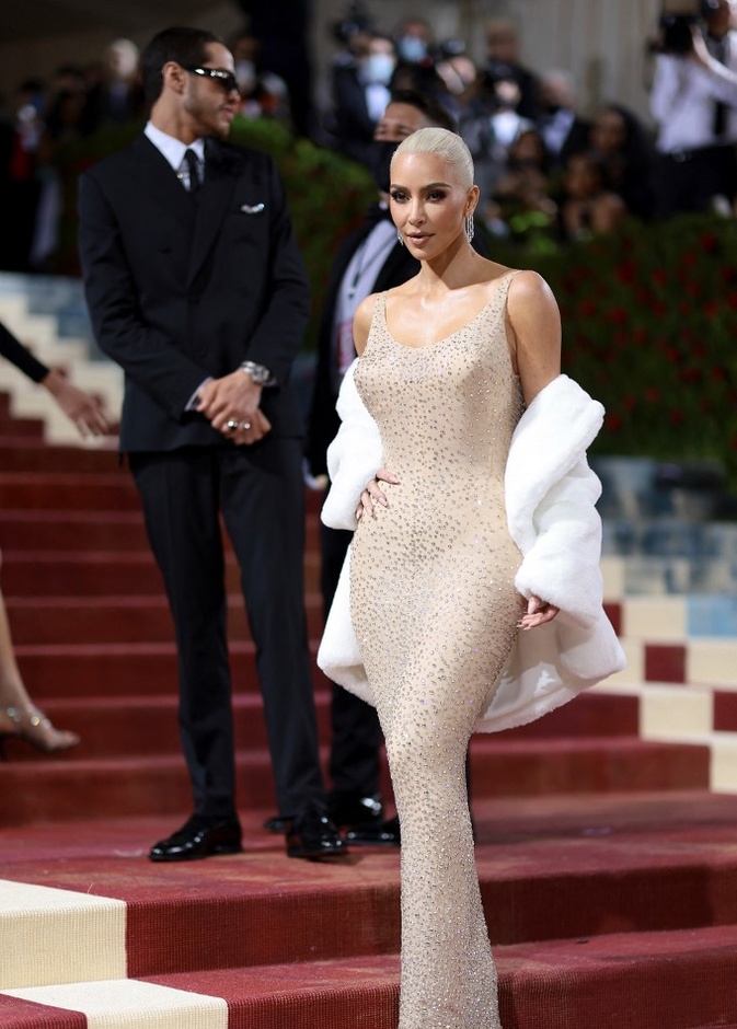 كيم كارداشيان بفستان مارلين مونورو الأيقوني