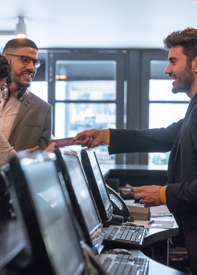 كيفية التعامل مع موظفي الفنادق السياحية أثناء السفر