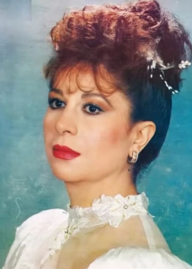 أحمد الفيشاوي ينشر صورة لوالدته من مرحلة شبابها