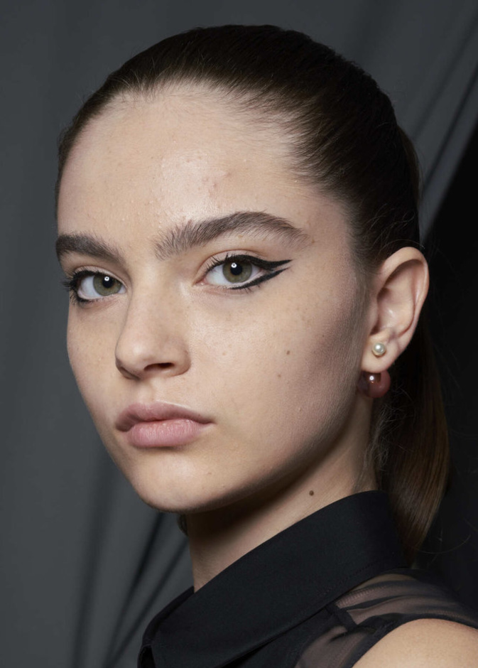 تطبيق رسمات آيلاينر مجنحة للعيون اللوزية في صيف 2022