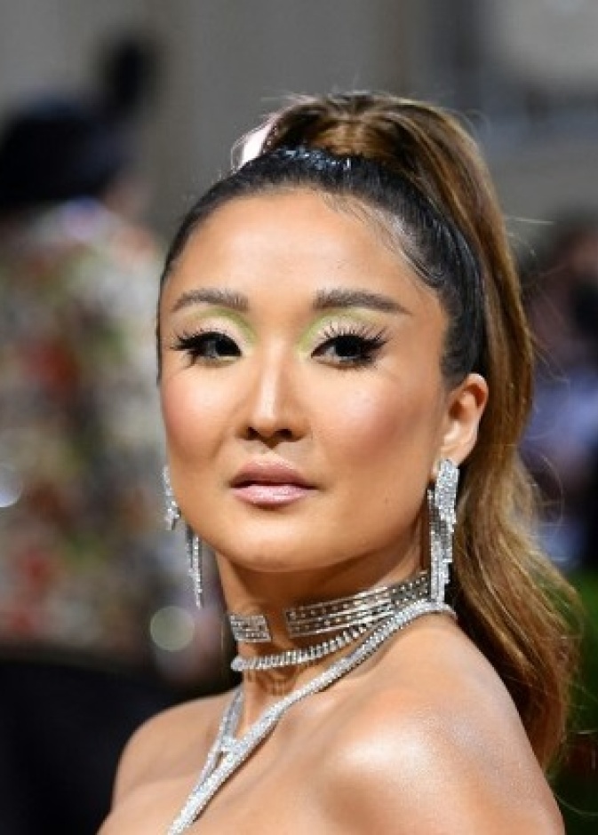 خطوات تطبيق مكياج ناعم وملوّن لصيف 2022 مستوحى من إطلالة  Ashley Park