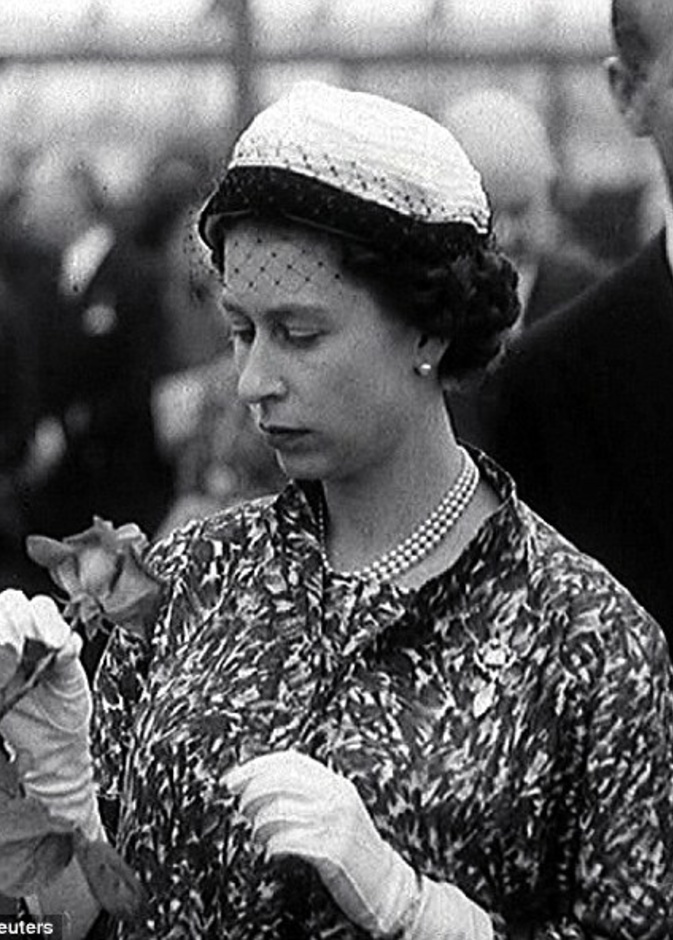 ملكة بريطانيا خلال زيارة لها لمعرض تشيلسي للزهور لعام 1960