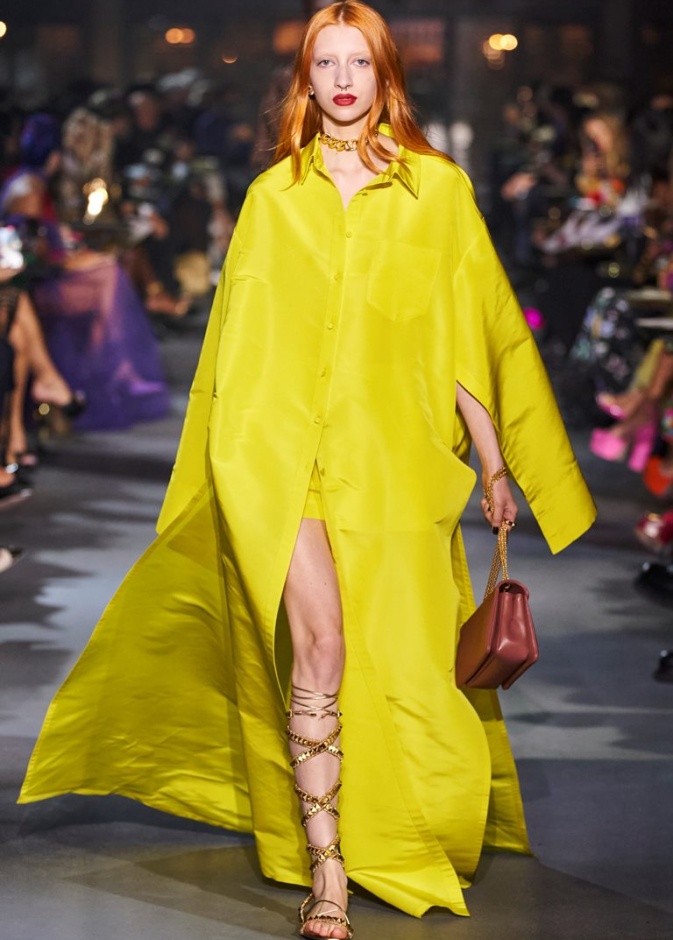 من عرض Valentino اخترنا لك القميص الطويل باللون الأصفر