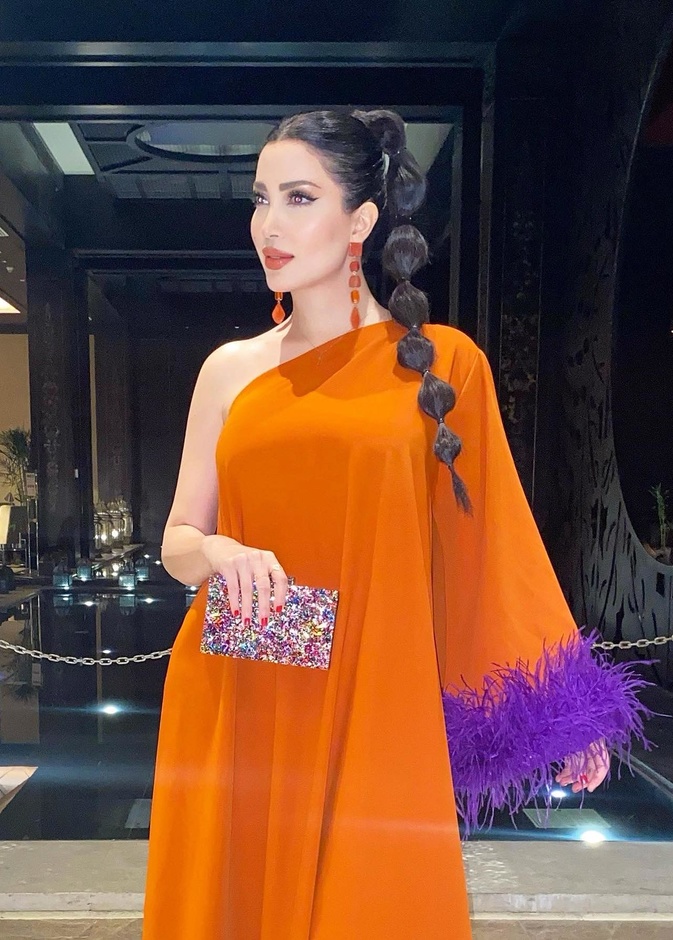 نسرين طافش بأقراط برتقالية اللون متدلية