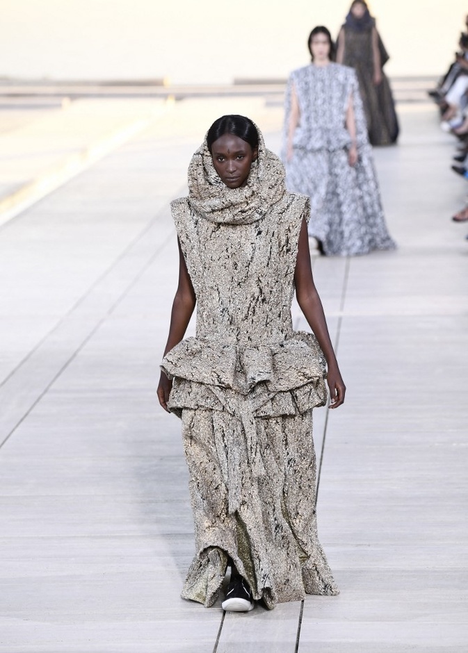 مجموعة Louis Vuitton Resort 2023 تستحضر قوة الشمس والعلم 