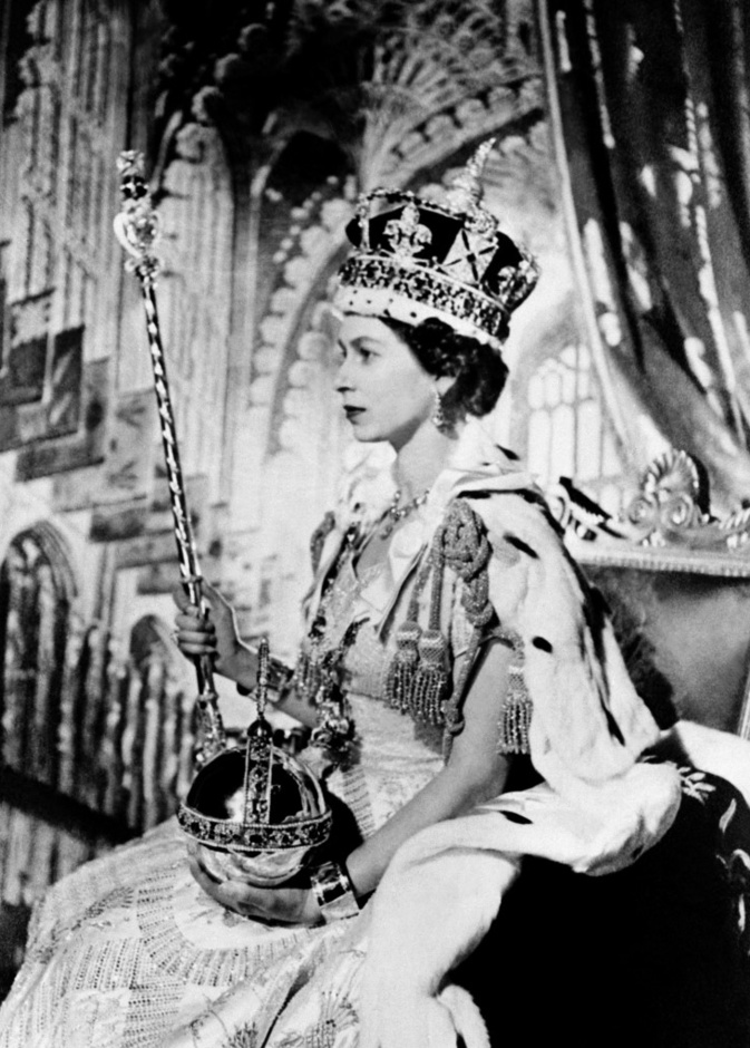 فستان تتويج الملكة إليزابيث في معرض بقلعة وندسور