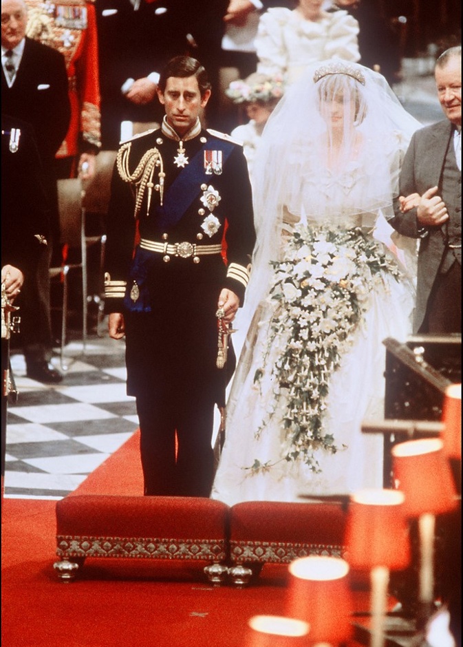 رجل يشتري شريحة من كعكة زفاف الأميرة ديانا مرتين 