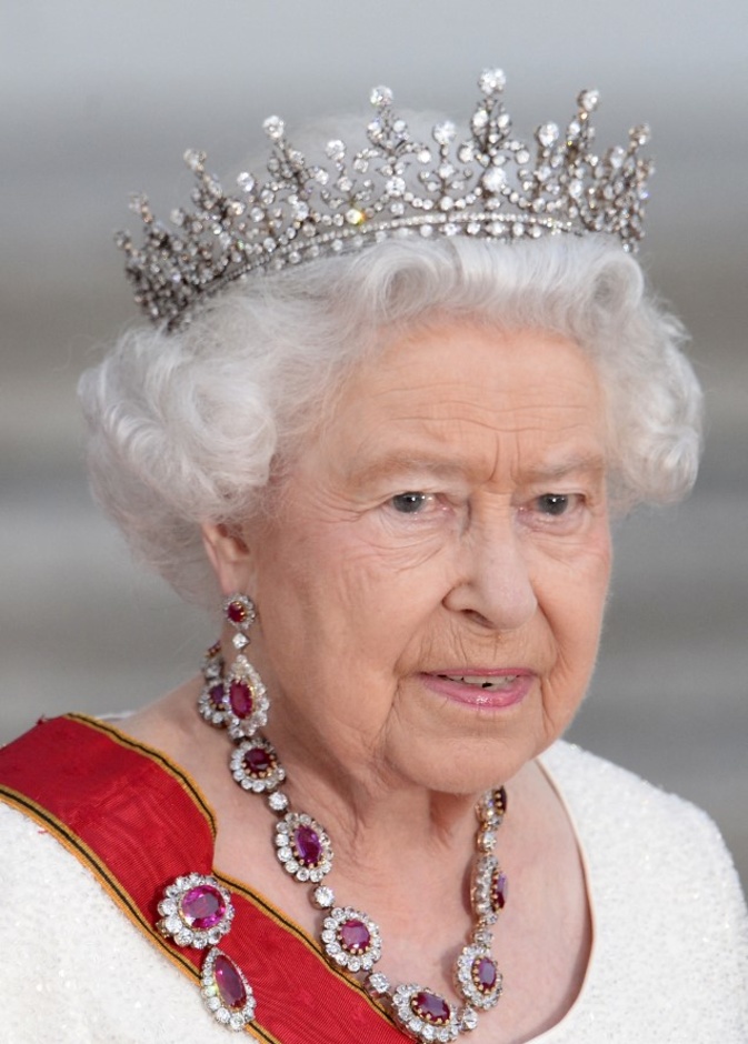 تاج Girls of Great Britain and Ireland Tiara المفضل لدى الملكة إليزابيث الثانية