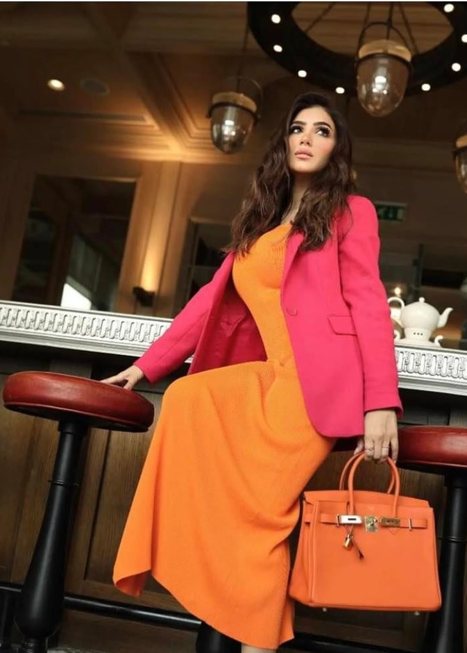 مي عمر باللون الفوشيا