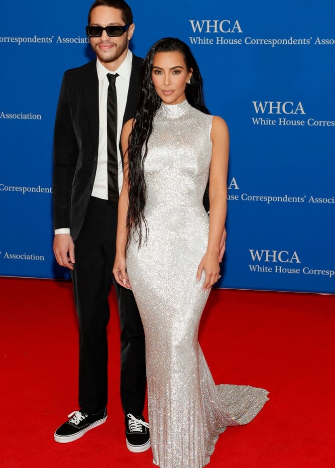 كيم كارداشيان في أول ظهور رسمي لها برفقة بيت دافيدسون في البيت الأبيض كيف بدت