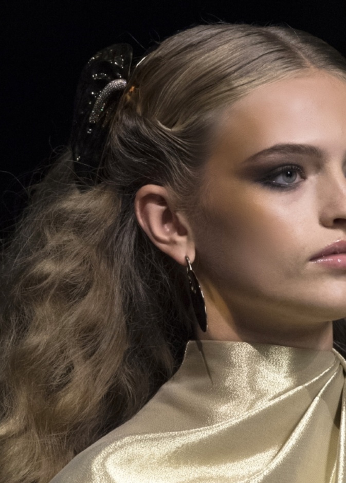  تسريحات شعر النصف رفعة من Fendi