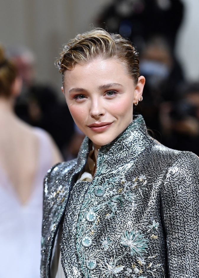 ألوان أحمر شفاه للصبايا من وحي أجدد إطلالات Chloe Grace Moretz في Met Gala
