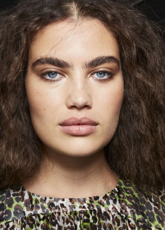 أهم مميزات المايكروبليدنج للحواجب وما هي بدائله